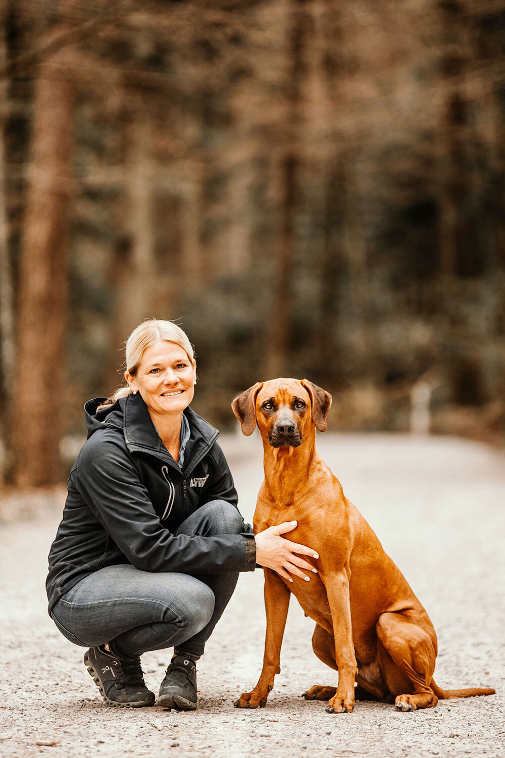 Nicole Huber, Kennel of Vumbuo, mit einem ihrer Rhodesian Ridgebacks